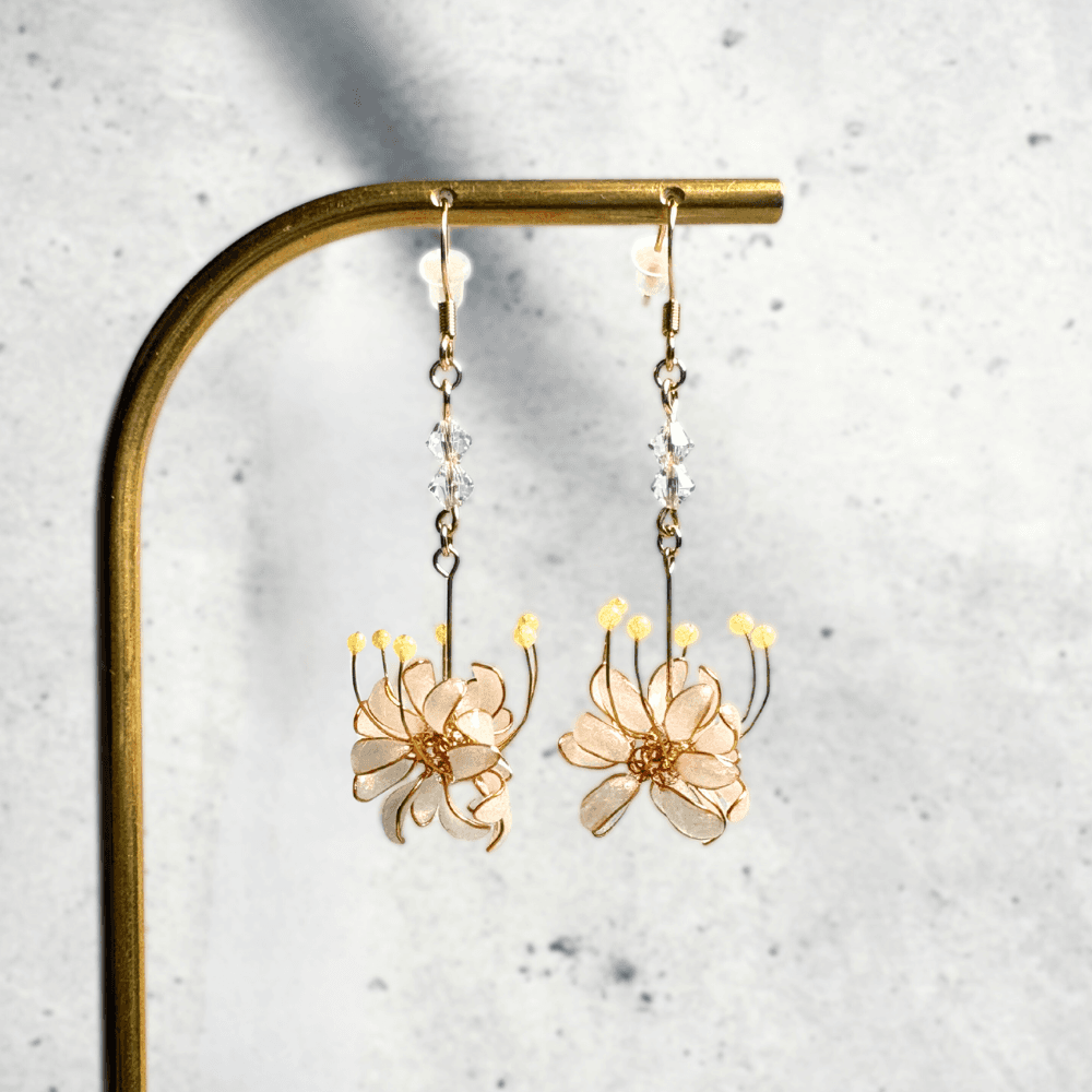 【彼岸花/曼珠沙華】ピアス サージカルステンレス/白い2粒のストーン/レジン×ワイヤー/幻想的な白/和装/受注製作 | 5枚目